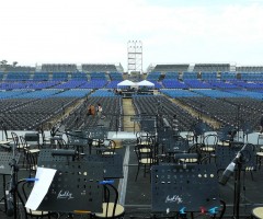 Allestimento con sedie monoscocca per concerto a Lajatico