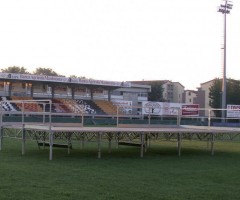 Palco allestito in campo da calcio