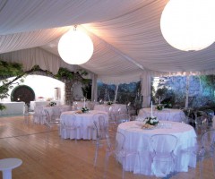 Allestimento per matrimonio con struttura, tavoli e sedie