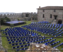 Sedie a noleggio per evento alla Rocca di Lonato - modello Vicenza blu per concerti