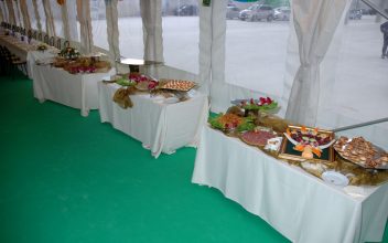 Buffet allestito per cena in piedi