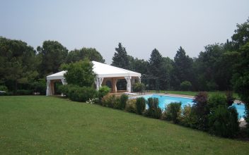 Gazebo a noleggio vicino ad una piscina