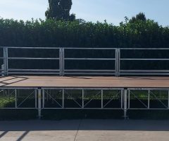 Palco con struttura in ferro e calpestio in legno ignifugo