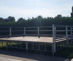 Palco con struttura in ferro e scala