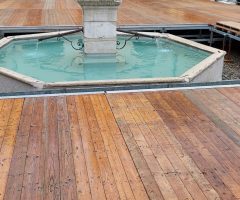 Allestimento speciale di pavimentazione in legno con area libera per la fontana della piazza